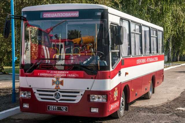 Днепровских спасателей поздравили с праздником и подарили автобус за 1,5 млн. гривен (ФОТО)