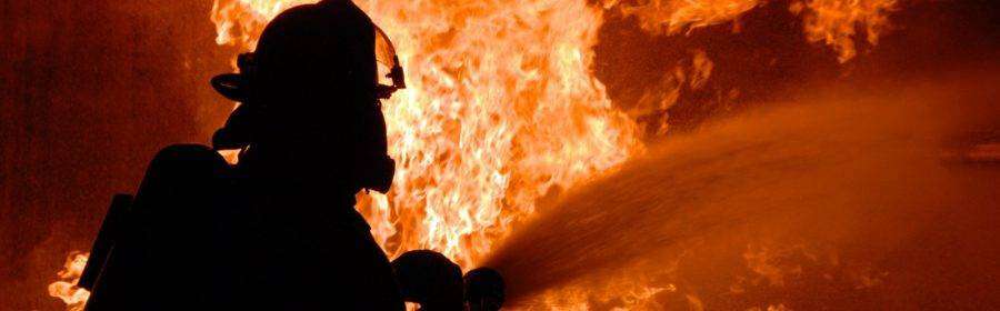 В Днепре горел 16-этажный дом: спасатели эвакуировали 23 человека