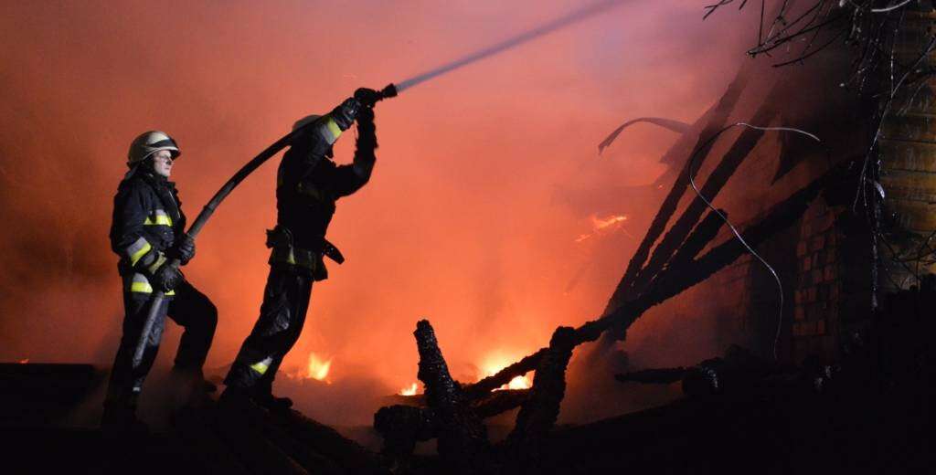 Масштабный пожар в Днепре: сгорел ресторанный комплекс (Фото)