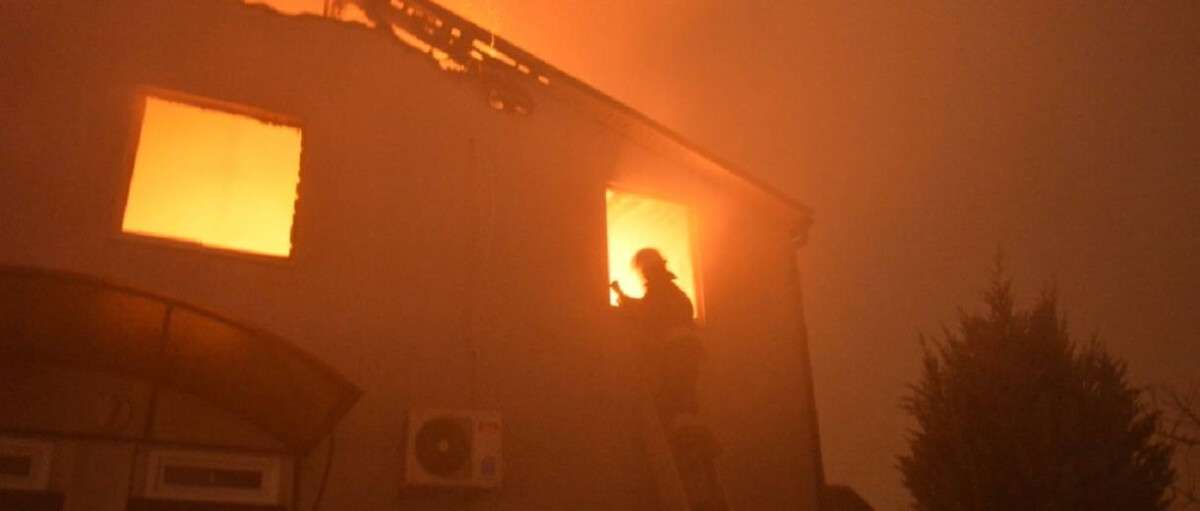 В Днепре сгорело здание религиозной общины: видео