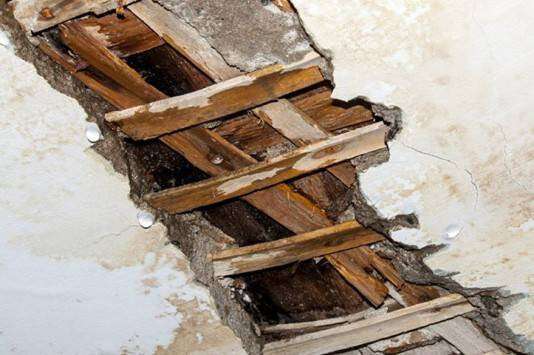 В днепровском доме на жильцов обвалился потолок