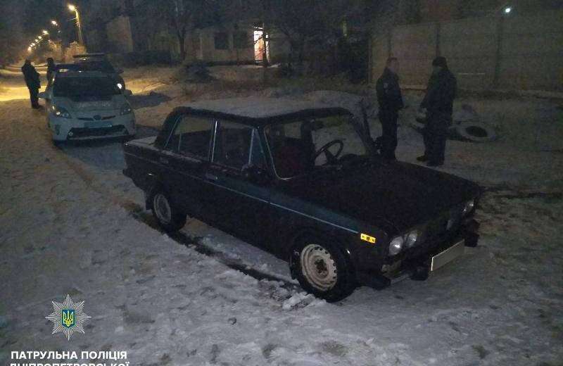 В Днепре патрульные задержали автоугонщика по следам на снегу: фото