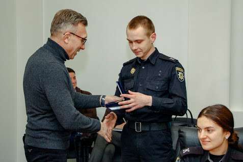 В Днепре наградили курсанта, спасшего трех человек: фото