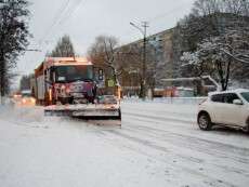 Дороги Днепра освобождают от снега: фото