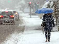Жителям Днепра вчера было нелегко добраться домой из-за снега: обзор