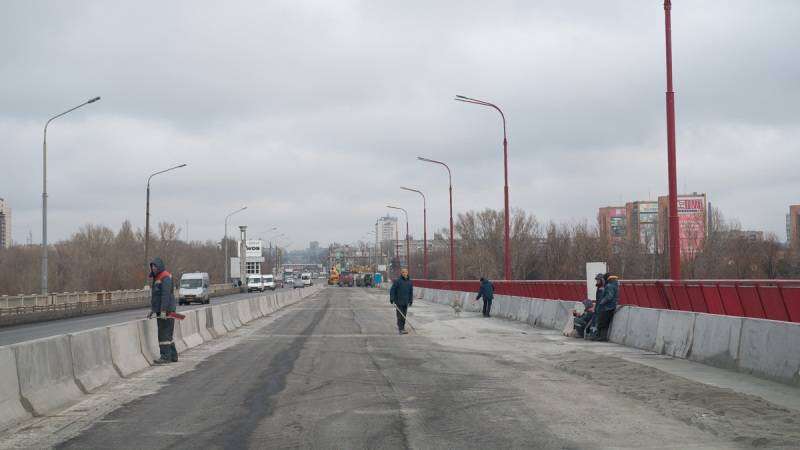Борис Филатов предоставит компенсацию водителям из-за повреждений от ям