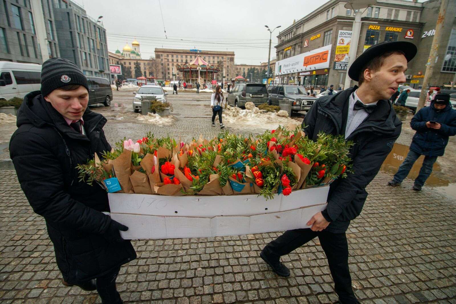 8 Марта в Днепре всем женщинам дарили цветы: фото