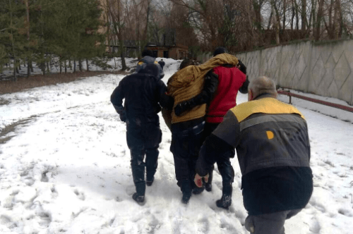 В Днепре пожилой мужчина провалился под лед: фото