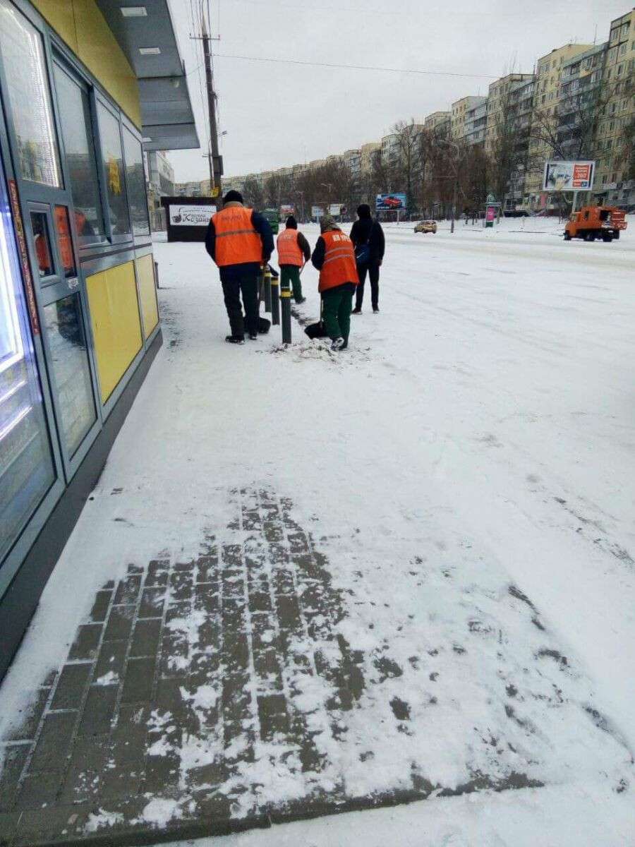 Днепровские коммунальщики круглосуточно борются со стихией: фото