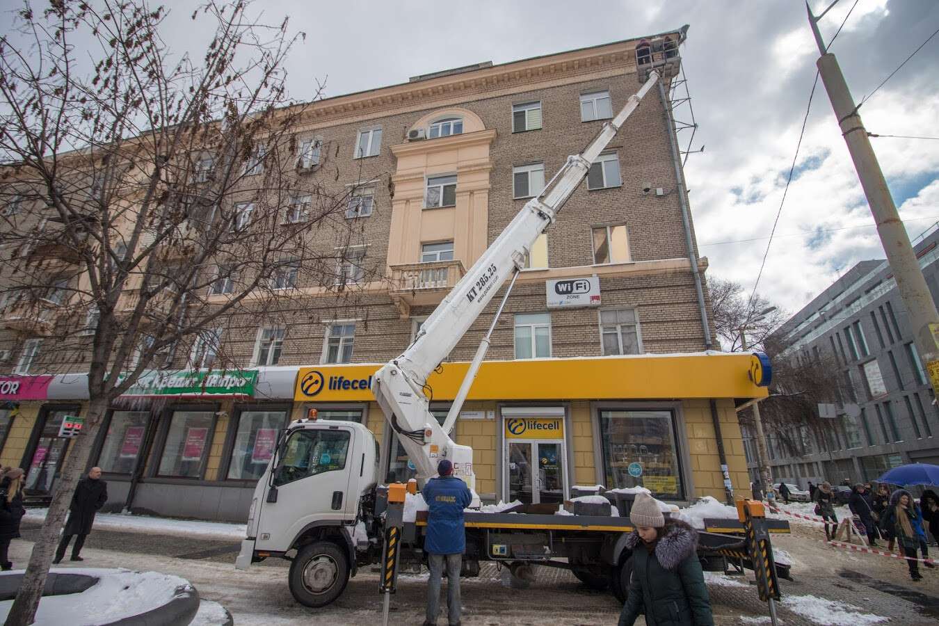 Днепровские коммунальщики очищают крыши от сосулек и снега: фото