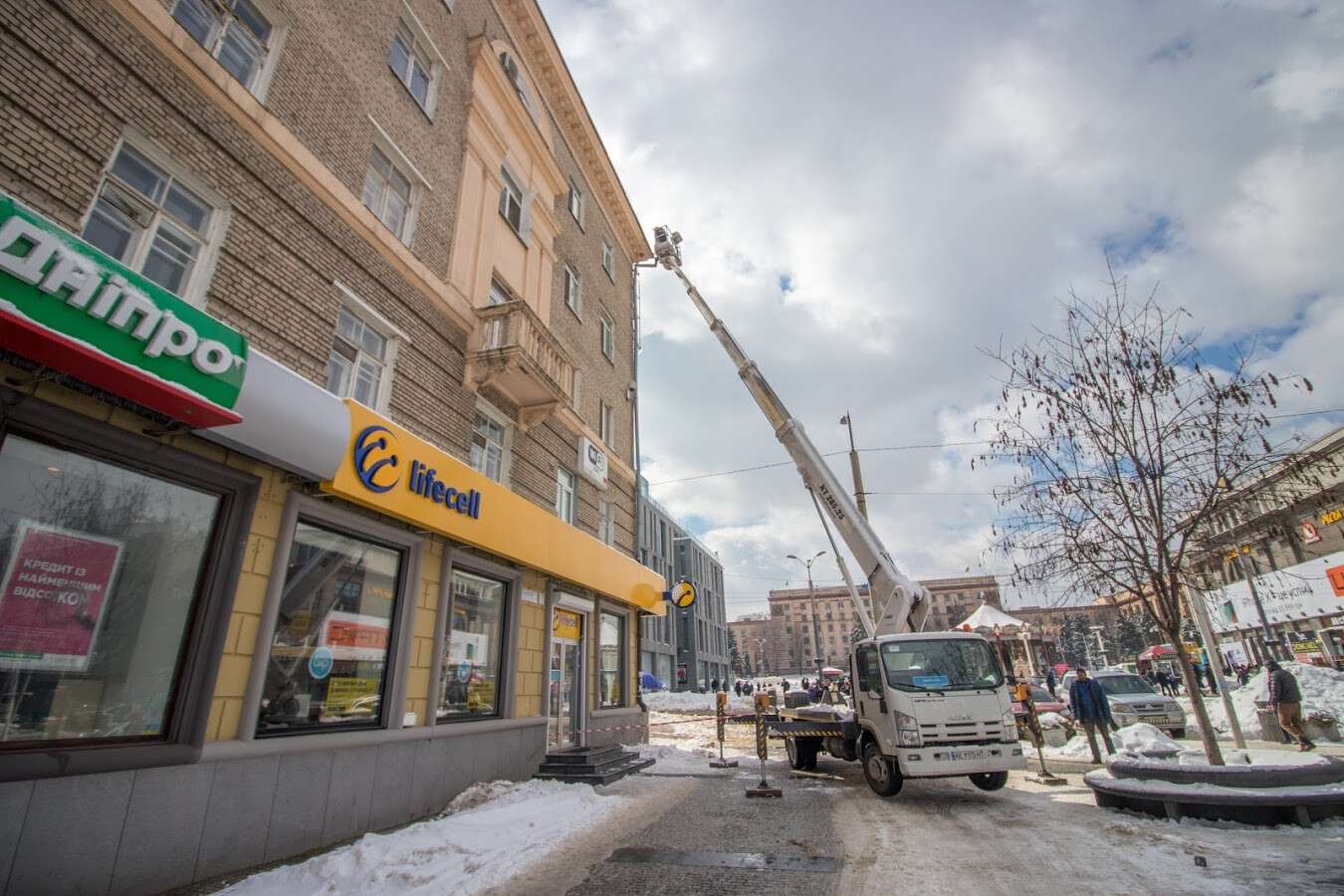 Днепровские коммунальщики очищают крыши от сосулек и снега: фото