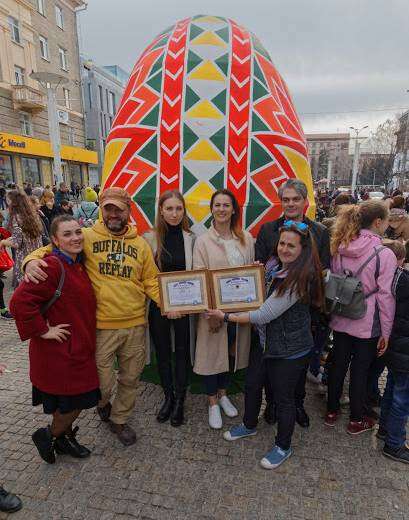 Пасхальный рекорд: днепровские дети создали крупнейшую в Украине писанку: фото