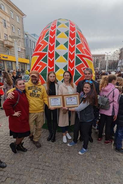 Пасхальный рекорд: днепровские дети создали крупнейшую в Украине писанку: фото