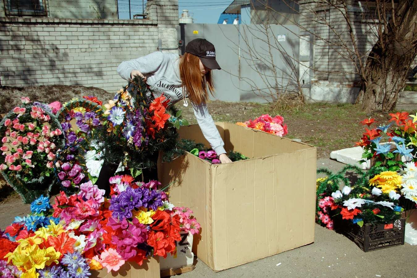 В Днепре штрафуют за незаконную торговлю искусственными цветами и венками: фото