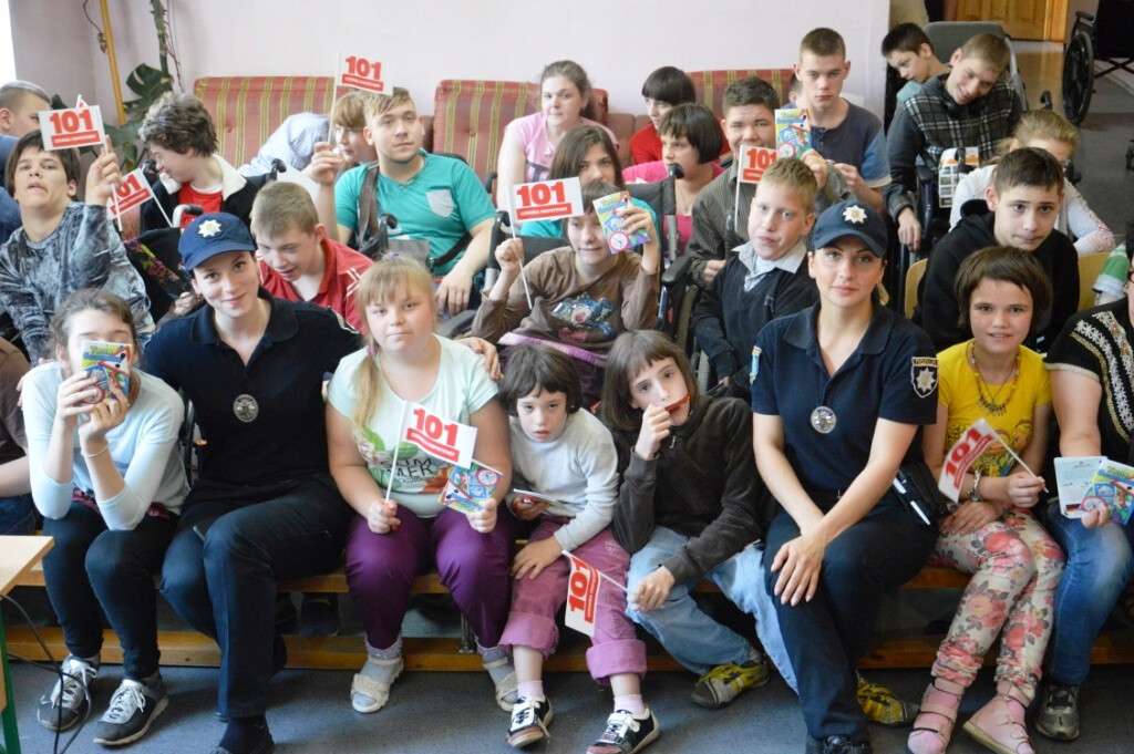 В Днепре спасатели и патрульные  пришли в гости к особенным детям: фото