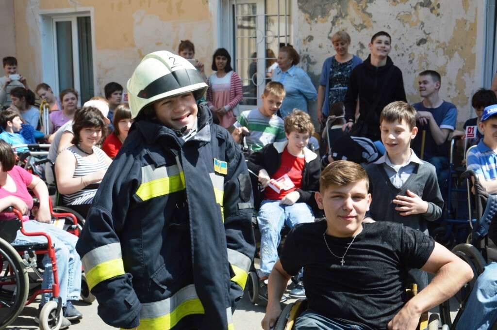 В Днепре спасатели и патрульные  пришли в гости к особенным детям: фото