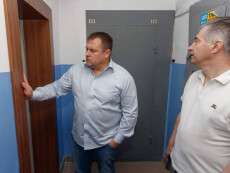 Борис Филатов проинспектировал ход ремонта лифтов и кровель в Днепре