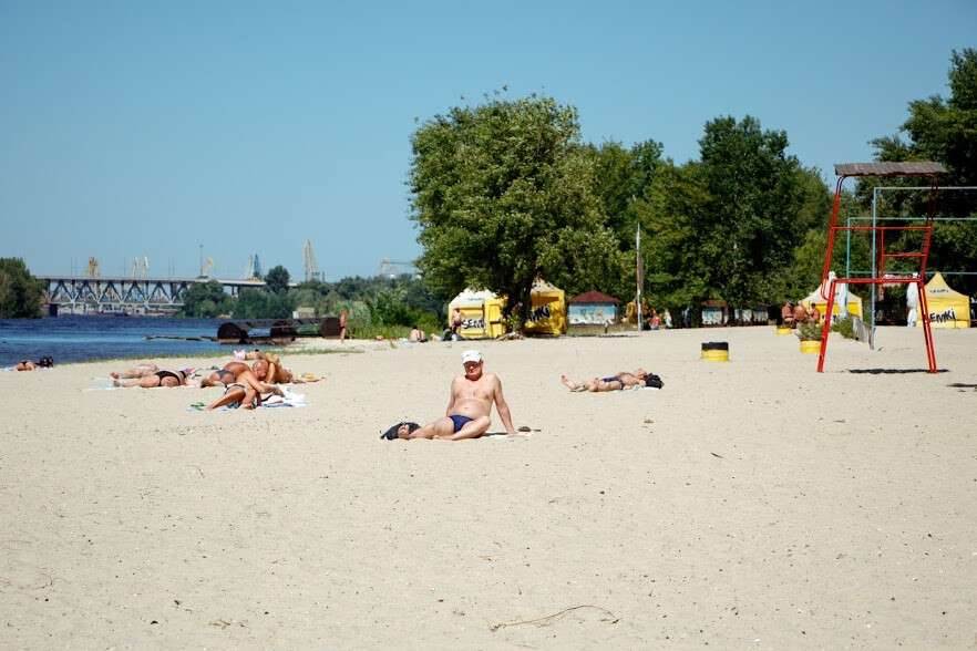 В Днепре готовят пляжи к купальному сезону: фото