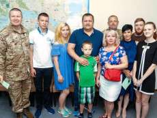 В Днепре семьи украинских бойцов получили ключи от новых квартир: фото