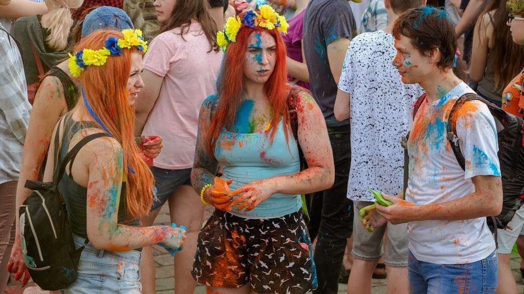 Битва красками: Как в Днепре празднуют День молодежи
