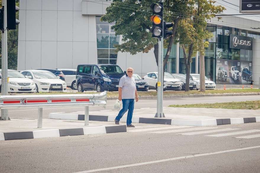 В Днепре на одном из самых опасных участков дороги установили современные светофоры: фото