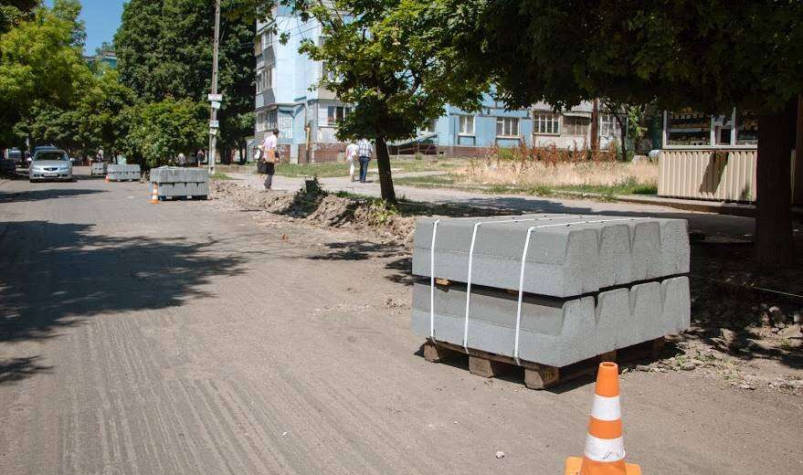 Новые бордюры и асфальт: в Днепре продолжается текущий ремонт дорог