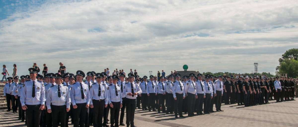 Мэрия Днепра поздравила работников Национальной полиции с профессиональным праздником
