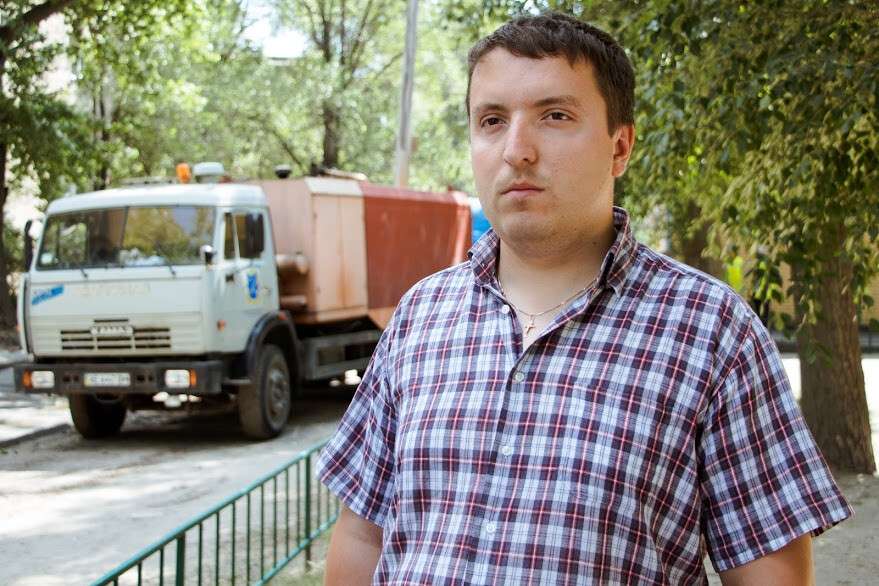 Днепровские коммунальщики прочищают и заменяют дождеприемники