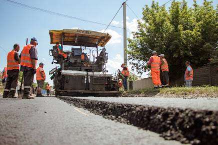 В Днепре сделали более половины дорог, которые запланировали отремонтировать в этом году