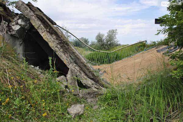 В Павлоградском районе Днепропетровской области под весом грузовика рухнул мост: фото