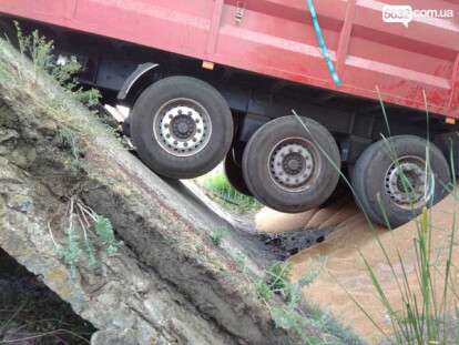 В Павлоградском районе Днепропетровской области под весом грузовика рухнул мост: фото