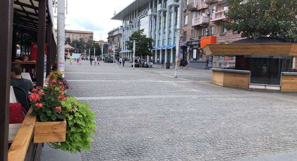 В Днепре фейковая новость о призрачном киоске на Европейской площади превратилась в фото-флешмоб