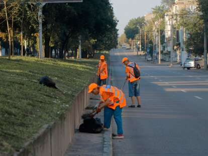 Около 300 коммунальщиков и более 30 единиц техники ежедневно убирают улицы и проспекты Днепра: фото