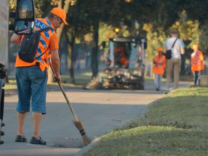 Около 300 коммунальщиков и более 30 единиц техники ежедневно убирают улицы и проспекты Днепра: фото