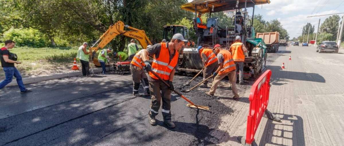 В Днепре ремонтируют дорогу и дождеприемники на улице Березинской