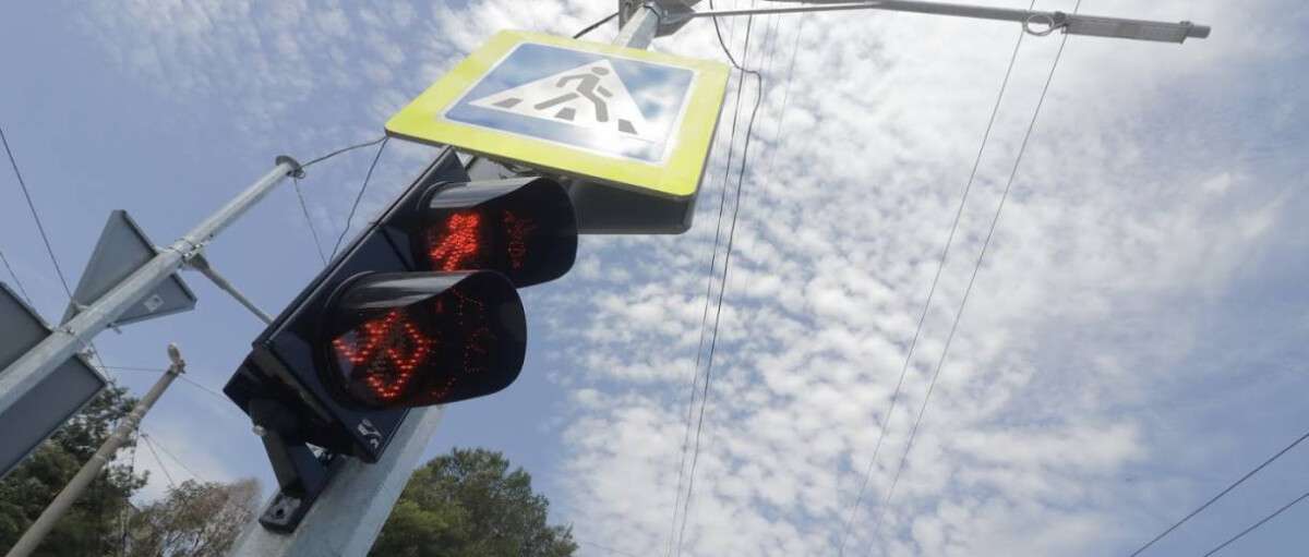 В Днепре на перекрестке улиц Паникахи и Тополиной установили шесть новых светофоров