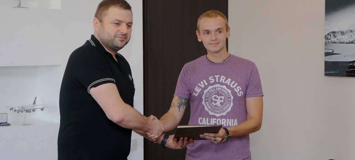 В Днепровском городском совете наградили патрульного, который спас мужчину от взрыва гранаты