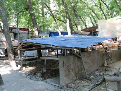 В Днепре демонтировали сразу около 40 незаконных киосков на жилом массиве Тополь