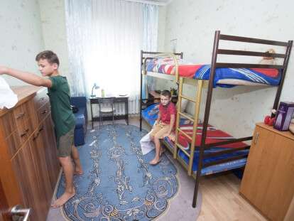 Представители Днепровской мэрии поздравили воспитанников детского дома семейного типа семьи Деревянко с наступающим Днем знаний