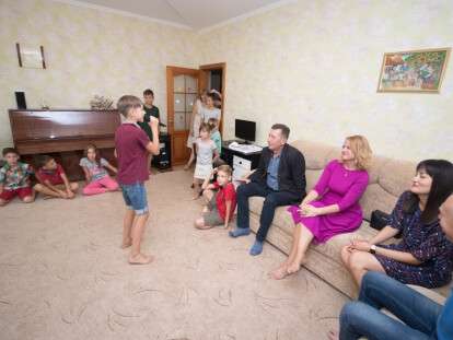Представители Днепровской мэрии поздравили воспитанников детского дома семейного типа семьи Деревянко с наступающим Днем знаний