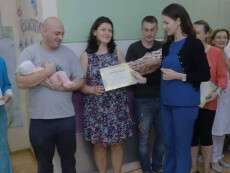 Днепровские мамы, родившие в День города, получили сертификаты на 8 тысяч гривен от городского совета