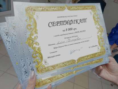 Днепровские мамы, родившие в День города, получили сертификаты на 8 тысяч гривен от городского совета