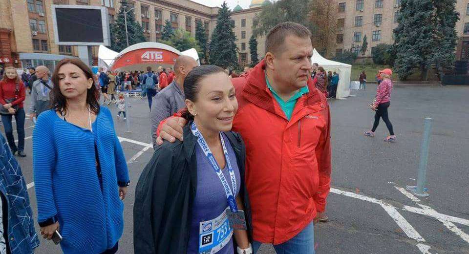 Борис Филатов встретил жену на финише третьего ATB DNIPRO MARATHON: фото