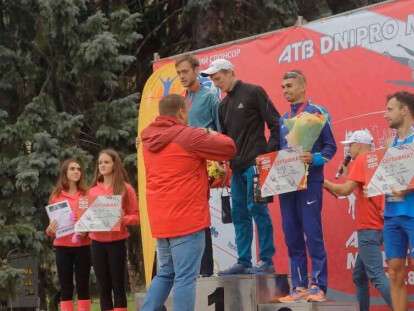 Борис Филатов наградил лидеров полумарафонской дистанции третьего ATB DNIPRO MARATHON: фото