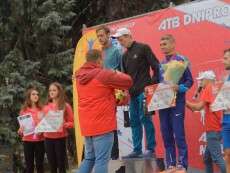 Борис Филатов наградил лидеров полумарафонской дистанции третьего ATB DNIPRO MARATHON: фото