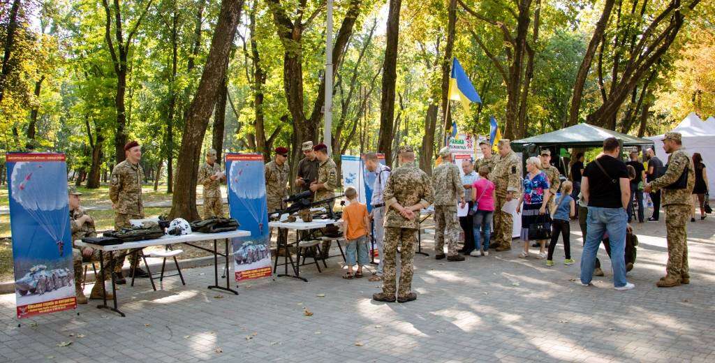 В Днепре впервые состоялась ярмарка вакансий для ветеранов боевых действий на востоке Украины: фото