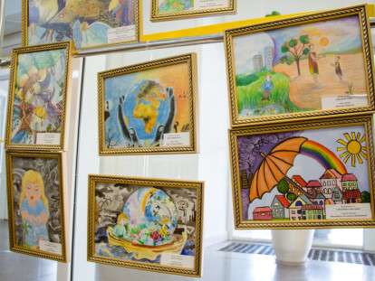 В мэрии Днепра открылась выставка рисунков, посвященных проблемам экологии: фото