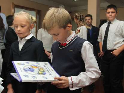 В днепровской школе №8 появились полки для буккроссинга: фото