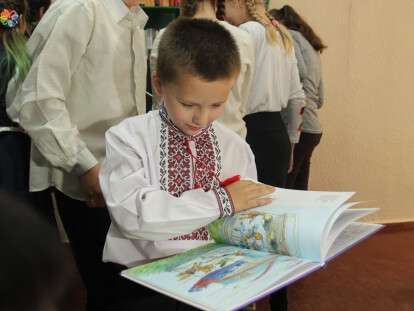 В днепровской школе №8 появились полки для буккроссинга: фото