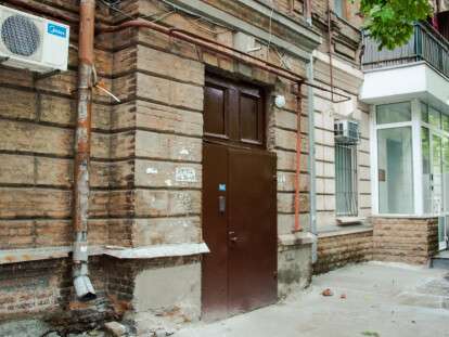 В днепровском доме со столетней историей впервые за последние 30 лет сделали ремонт подъезда: фото